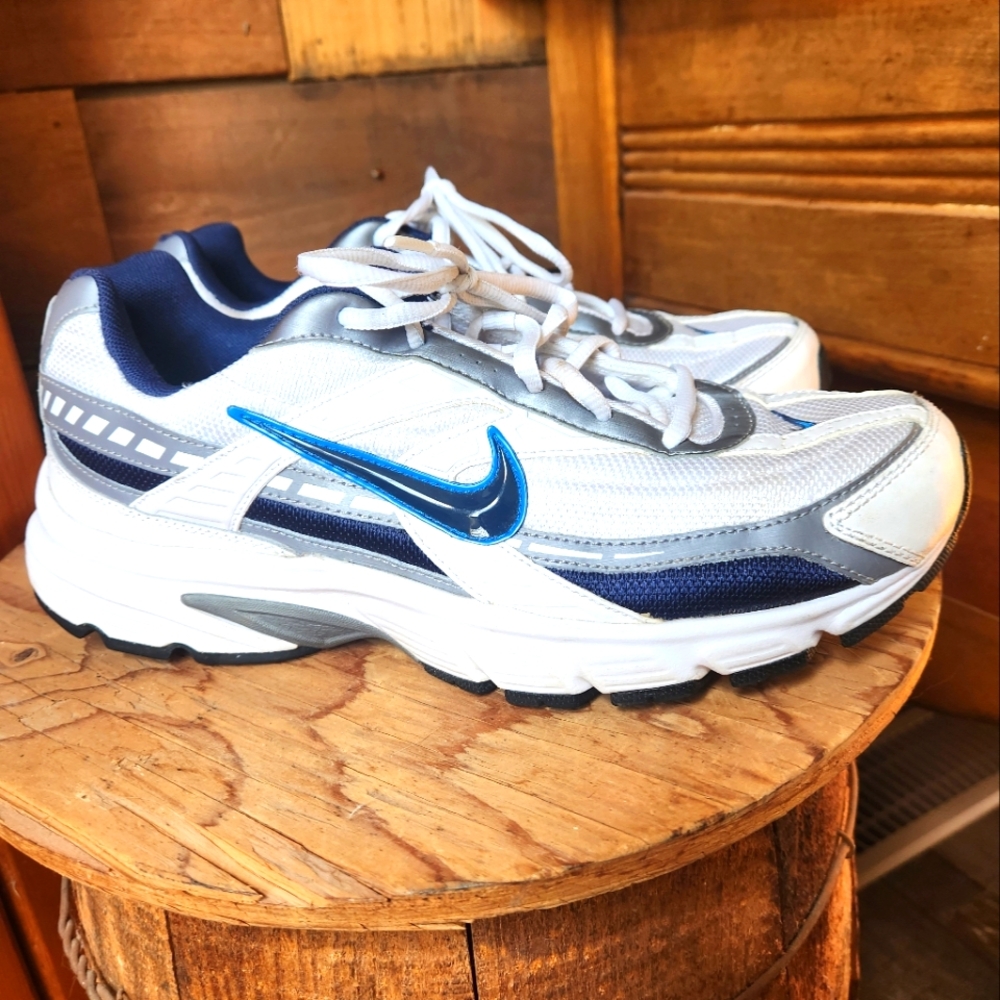 NIKE MENS INITIATER RUNNING SHOE WHITE/OBSIDIAN BLUE/ METALLIC GRAY SIZE 10